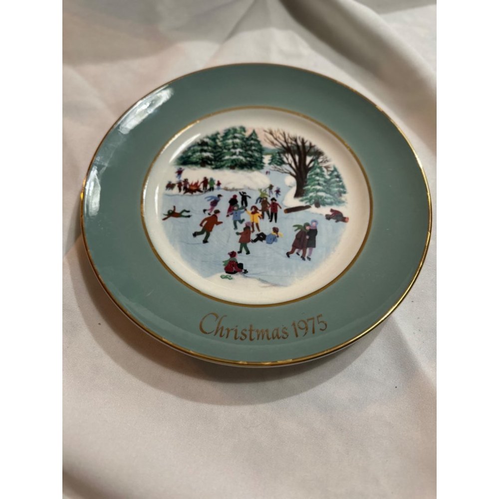 Avon 1975 Christmas plate Series Fourth Edition "Skaters on the Pond"